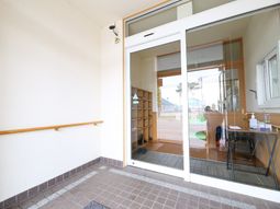 エントランスの明るい風景