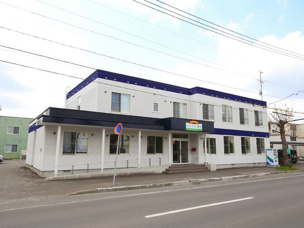 白と紫の建物の外観