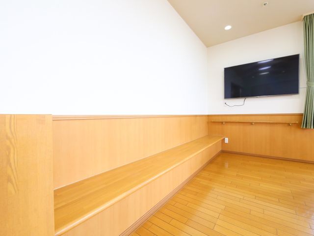 壁掛けテレビのある部屋 共有スペース ゆったりとした空間のリビングです。壁掛けのテレビがあり、共有で様々な番組を視聴することができます。