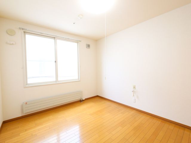 明るく広々とした居室 居室 自然光が差し込む快適な居室です。清潔感のある空間が、新たな職場として皆さまをお待ちしています。