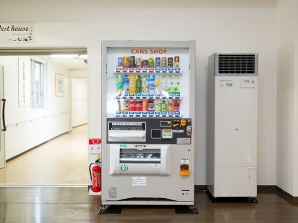 自動販売機とエアコンの廊下