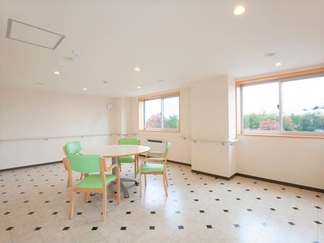明るい共有スペース 談話コーナー ゆったりとした空間の多目的室です。自然光が差し込む窓際で、くつろぎのひと時をお過ごしいただけます。