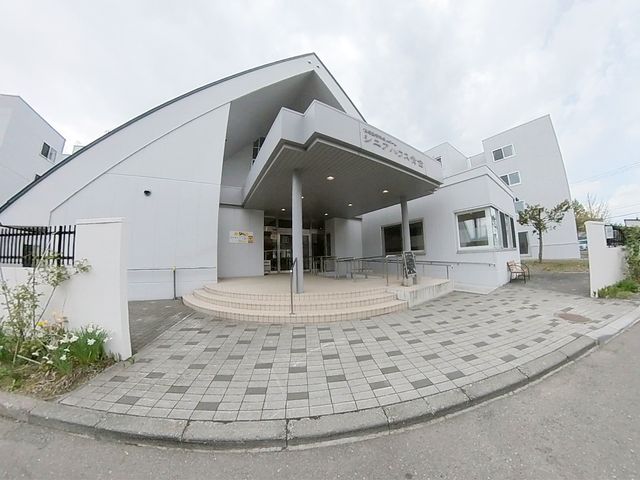 お出迎えするエントランス エントランス 開放的なエントランスで、訪れる方々を明るくお迎え。共に温かい場所を作り上げましょう。