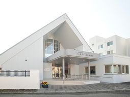 明るいエントランス外観