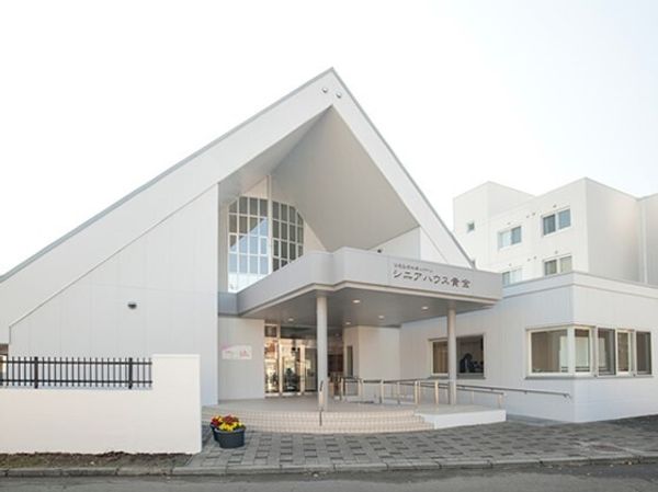 明るいエントランス外観