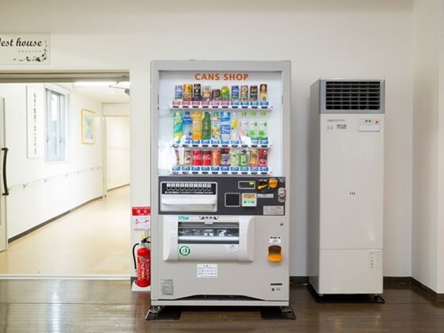 廊下に設置された自動販売機 自動販売機 スタッフや利用者様の小休憩に便利な自動販売機が備えられた廊下です。いつでも好きな飲み物を手に入れられる環境を整えています。