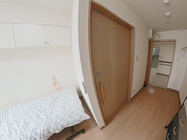 居室の明るい空間 居室 シンプルで清潔感のある個室です。広々とした室内でゆったりとした時間を過ごすことができます。