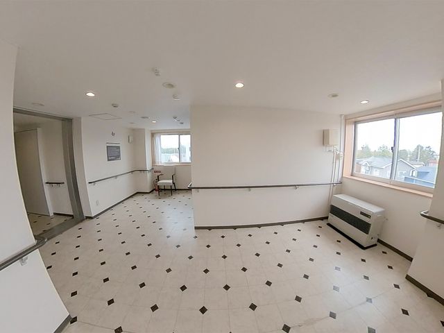 広々とした居室の光景 廊下 光が差し込む広々とした空間は、日々の快適な暮らしをサポートします。安全を考慮した手すりも完備しており、安心です。