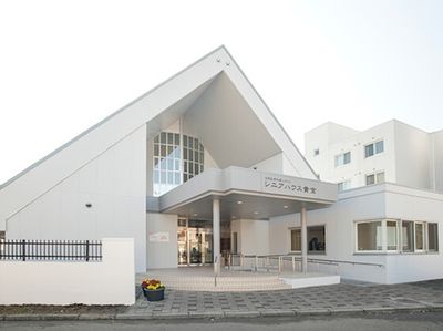 シンプルな建物のエントランス