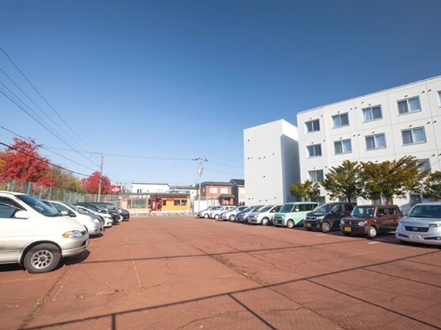駐車場のある施設外観 駐車場 ゆとりある駐車スペースが確保されており、訪れる方の利便性を考慮した明るく開放感のある外観です。
