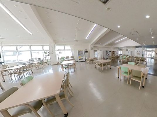 広々とした明るい食堂