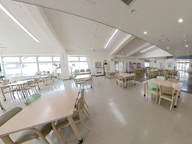 広々とした明るい食堂 共有スペース 天井が高く、自然光がたっぷりと差し込む食堂です。座席もゆったりしており、気持ちよく食事の時間を過ごせそうです。