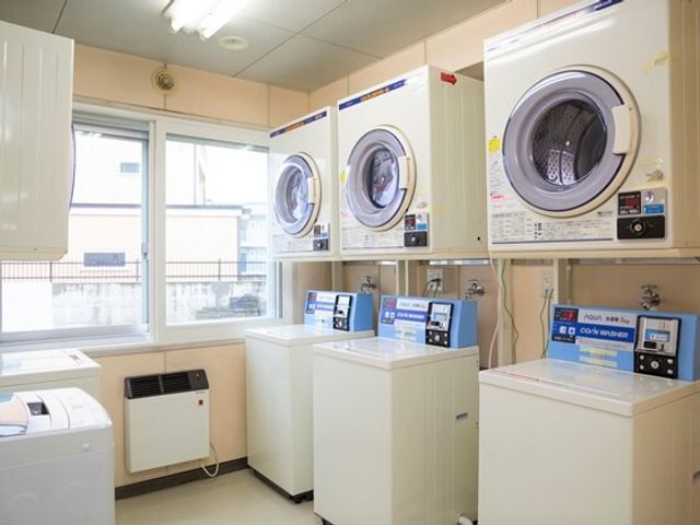 清潔な洗濯室 ランドリー 清潔感溢れる洗濯室を備え、日々の快適な生活サポートを実現しています。洗濯機と乾燥機が完備されており、利便性に富んだ環境が整っています。