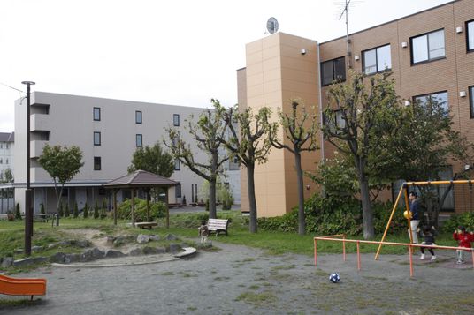 緑豊かな庭と建物外観