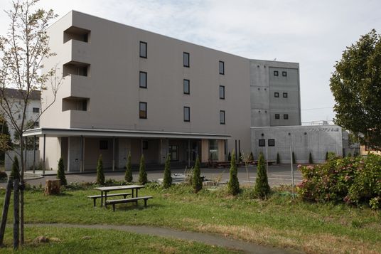 広い庭のある建物外観
