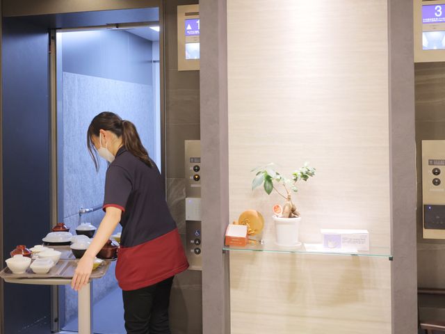 エレベーターの様子 エレベーター   食事を運ぶスタッフが行き交うエレベーターです。安全で効率的なサービスが提供されています。