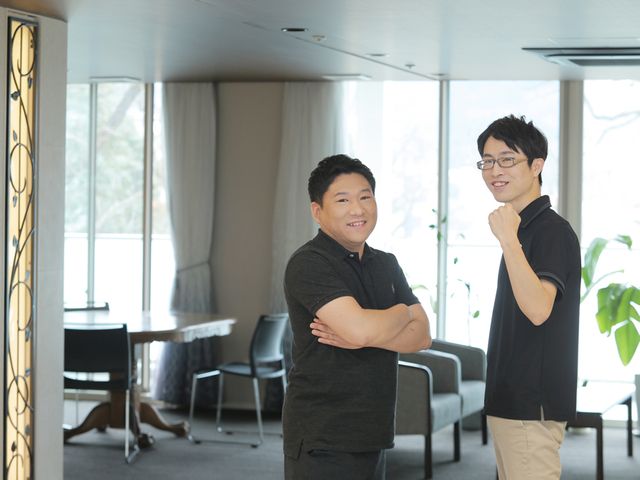自然光差し込むラウンジ ラウンジ 広々としたラウンジは、柔らかな自然光が差し込み、穏やかな雰囲気が漂っています。リラックスできる空間です。