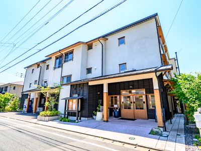 暖かみのある外観の建物