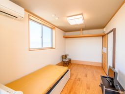 明るい居室の一角