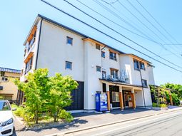 明るい日差しの建物外観