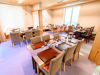 暖かな雰囲気の食堂部屋