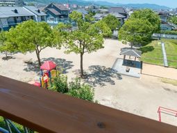 緑豊かな公園の景観