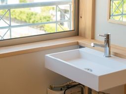 明るい窓辺の洗面台