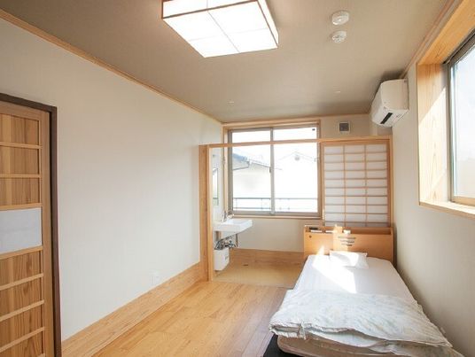明るい居室の一角