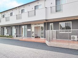 明るいエントランスの外観