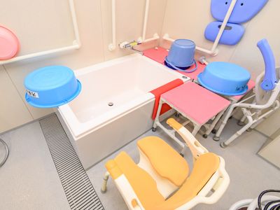 バリアフリー設計の浴室