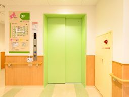 明るい色の廊下とエレベーター