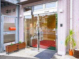 エントランスの綺麗な外観