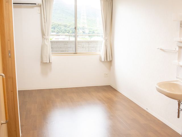 洋室のシンプルな居室 居室 清潔感のある明るい居室です。広々とした窓からは自然光が差し込み、快適な生活空間を提供しています。