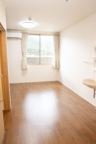 洋室のシンプルな居室 居室 清潔感のある明るい居室です。広々とした窓からは自然光が差し込み、快適な生活空間を提供しています。