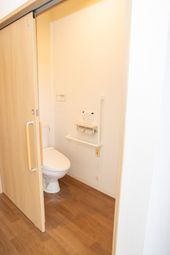 清潔なトイレの一室