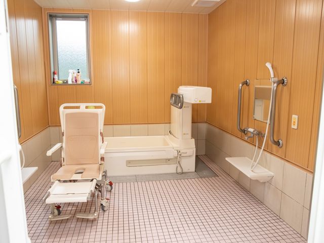 バリアフリー浴室設備 浴室 安全に配慮された設備のあるユニバーサルデザインの浴室です。車椅子対応で、快適な入浴サポートが行えます。