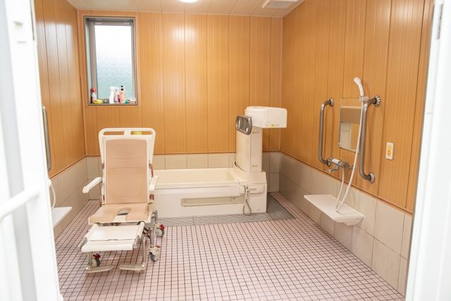 バリアフリー浴室設備 浴室 安全に配慮された設備のあるユニバーサルデザインの浴室です。車椅子対応で、快適な入浴サポートが行えます。
