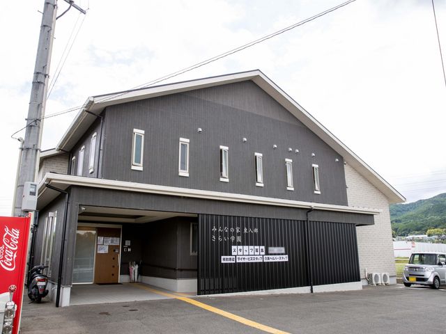 現代的な建物の正面外観 外観 落ち着いた色合いのモダンなデザインが特徴の建物です。周囲の自然に調和しており、心地よい職場環境が期待できます。