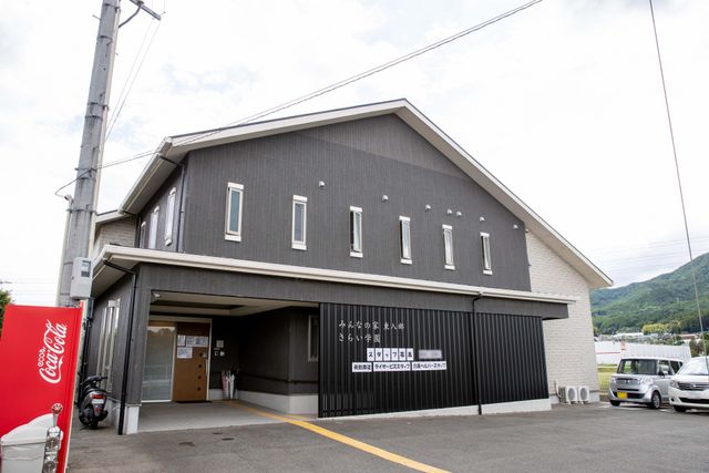現代的な建物の正面外観 外観 落ち着いた色合いのモダンなデザインが特徴の建物です。周囲の自然に調和しており、心地よい職場環境が期待できます。