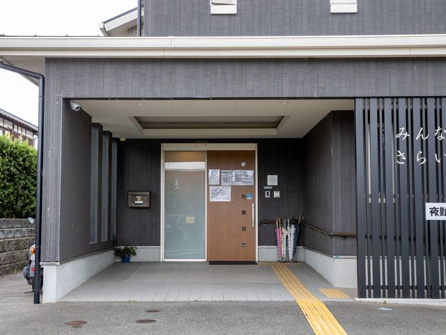 エントランス正面 外観 しっかりと配慮されている入口は、バリアフリーで安心して通れる構造です。明朗かつ安全な環境は、働く上での快適さに繋がります。