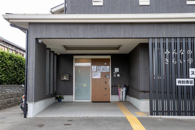 エントランス正面 外観 しっかりと配慮されている入口は、バリアフリーで安心して通れる構造です。明朗かつ安全な環境は、働く上での快適さに繋がります。