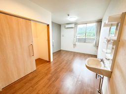 明るい居室の一角