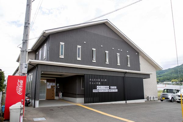 暗い色の建物外観