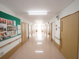 清潔な施設の廊下