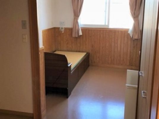 明るい居室の一角