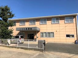 明るい日差しの外観