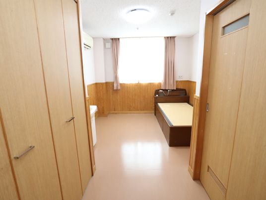 明るい個室の居室