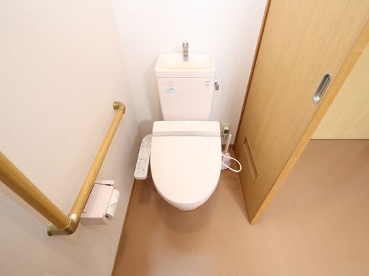 バリアフリー設計のトイレ