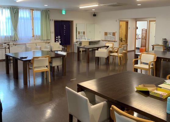 広々とした明るい食堂