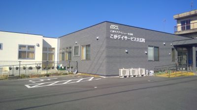 施設の落ち着いた外観